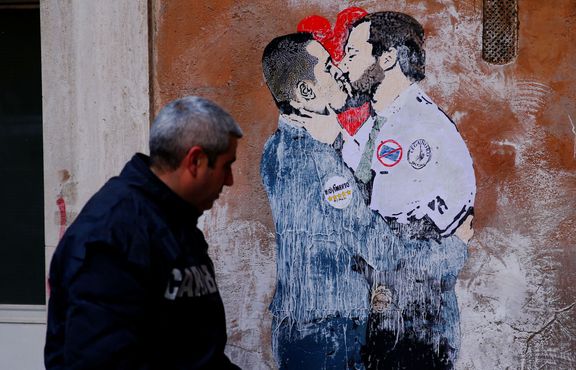 Na jedné zdi v Římě byla před březnovými volbami k vidění tato kresba Mattea Salviniho a Luigiho di Maia.