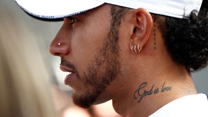 Ani tetování vzývající Nejvyššího nepřineslo Lewisi Hamiltonovi v první letošní Grand Prix vítězství