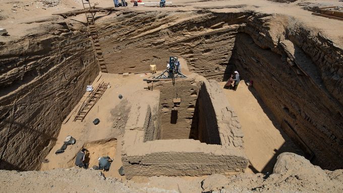 Egyptologové odkryli hrobku majitele největšího pohřebního depozitu, byla vykradená