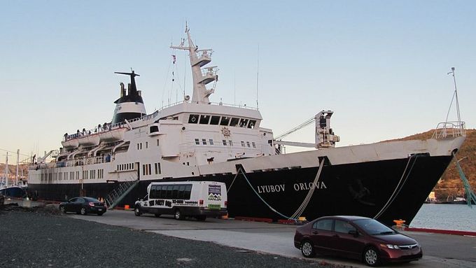 Loď Ljubov Orlova v přístavu kanadském St. John's. Snímek je z října 2012.