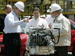 Americký prezident George Bush a jeho brazilský protějšek Luis Inacio Lula da Silva během demonstrace biopalivového motoru