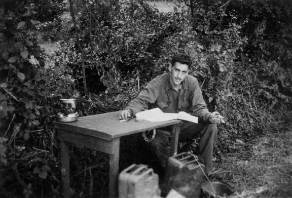 Salingera při psaní Kdo chytá v životě vyfotil jeho kolega z armády Paul Fitzgerald.