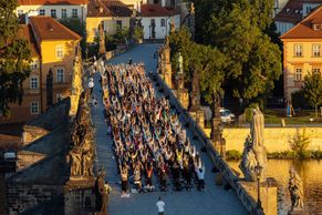 Pozdrav slunci na Karlově mostě. Čtyři stovky lidí ráno cvičily v centru Prahy jógu