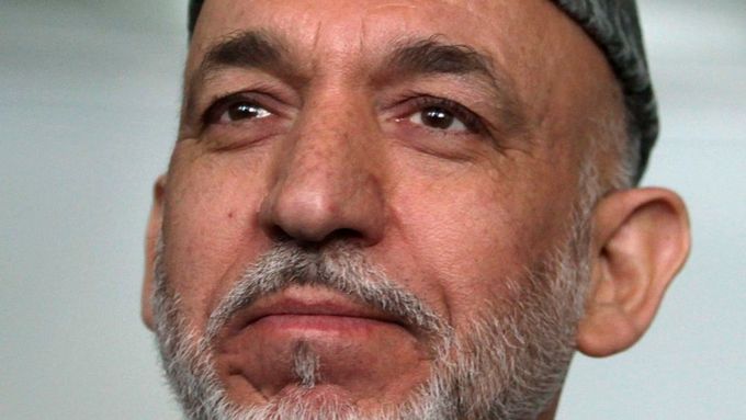 Dosavadní prezident Hamíd Karzáí ve své oblíbené perziánové čapce