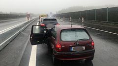 Řidiči osobní aut čekají na kontrolu za hranicemi s Německem ve směru do Prahy