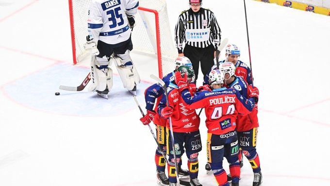 Hráči Pardubic se radují z branky v utkání 20. kola hokejové extraligy proti Kladnu.