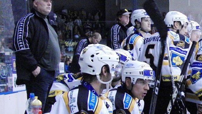 Trenér Jaroslav Hübl st. na střídačce Litvínova.