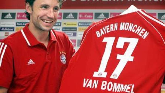 Fotbalový Bayern Mnichov představuje novou posilu, nizozemského záložníka van Bommela.