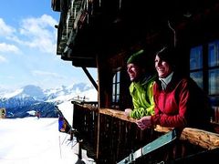 Mladí lidé před horskou chatou v údolí Sarntal