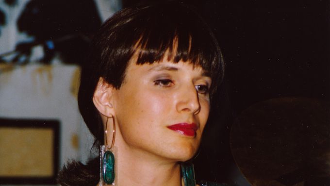 Chris Korda, udržující si nejednoznačnou genderovou identitu, měl prý sen, ve kterém ho navštívil mimozemšťan Bytí, zástupce lidu z jiných dimenzí.