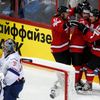 Radost švýcarských hokejistů po gólu do sítě Francie