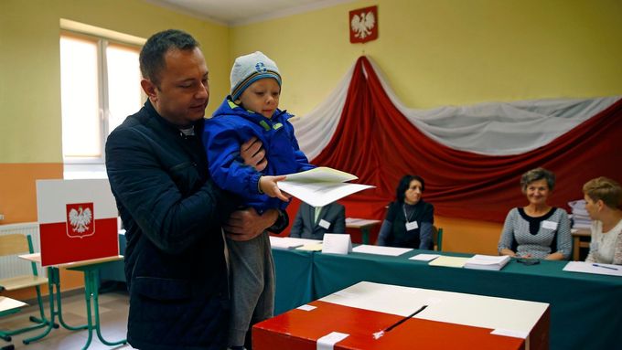 Tatínek se synem volí v polských parlamentních volbách.