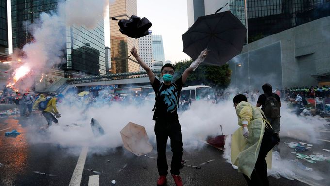 Postupu Číny proti volbám v Hongkongu nerozumím, přiznává sinoložka Olga Lomová. Není to tak, že by 90% lidí ve městě volilo kandidáta, který by nebyl komfortní s tím, co Peking žádá.