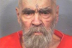 Ve vězení zemřel vrah Charles Manson. Samotářský šílenec, jehož "rodina" zabila generaci hippies