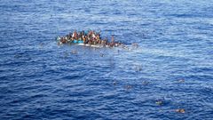 Člun s uprchlíky, Středozemní moře, 12. dubna 2015.