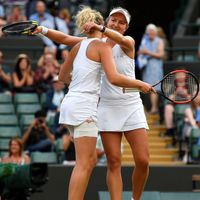 Siniaková, Krejčíková Kateřina Siniaková a Barbora Krejčíková ve finále čtyřhry Wimbledonu 2018