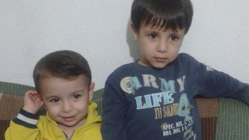 Tříletý Ajlán Kurdí (vlevo) a jeho o dva roky starší bratr se utopily při plavbě na Kos