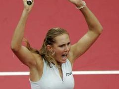 Česká tenistka Nicole Vaidišová se raduje po čtvrtfinálovém vítězství nad světovou jedničkou Amélií Mauresmovou na turnaji v Moskvě.
