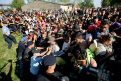 Živě: Do Chorvatska přišlo 10 tisíc uprchlíků. Popularita Merkelové klesla