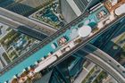 Pod nejdelším "nekonečným" bazénem v Emirátech se prohánějí auta. Nahoru se ale ruch velkoměsta nedostane. Montáž nosníkové konstruce probíhala ve dvou fázích během 16 dnů, aniž by došlo k narušení provozu pod ní.