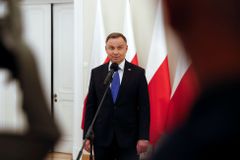 "Vláda zničila svátek demokracie." Polská opozice napadla prezidentské volby u soudu