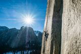 Brněnský rodák Adam Ondra se zapsal do světové historie lezení, když v amerických Yosemitech cestou Dawn Wall přelezl svislou skalní stěnu El Capitan volně a za rekordních osm dní.