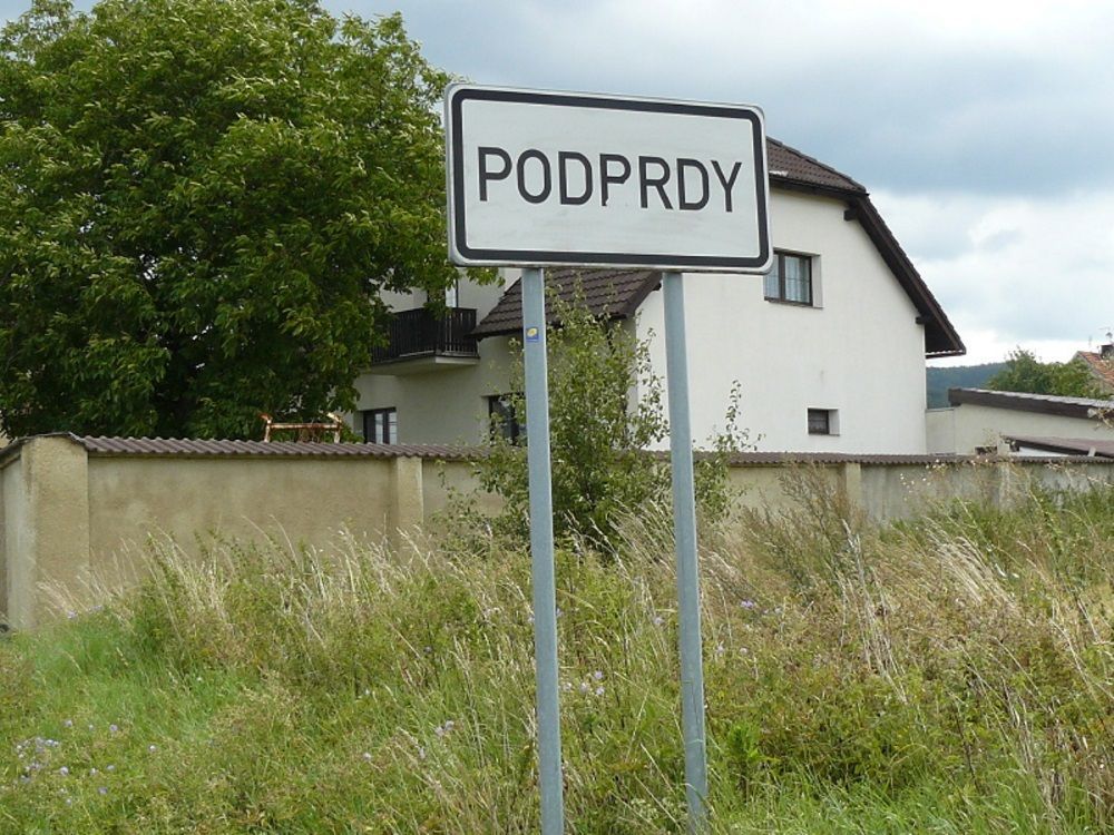 Cedule 2018 překlepy podivnosti nesmysly nápisy Jana Běhounková Podprdy správně Podbrdy