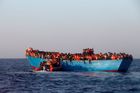 Italové pomáhali vytahovat běžence z moře. Sedm dětí v kritickém stavu skončilo v tuniské nemocnici