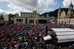 Měsíc prázdnin. Miliony dětí v Kolumbii už týdny nechodí do školy, učitelé stávkují za vyšší platy