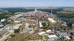 Letecký snímek chemické továrny Spolana Neratovice.