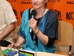 Tereza Boučková na "vernisáži" své knihy Rok kohouta