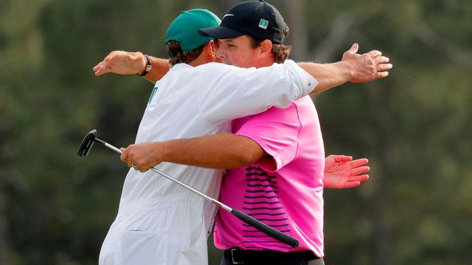 Zelené sako pro vítěze golfového Masters oblékl Američan Patrick Reed