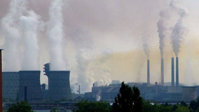 Arcelor Mittal Ostrava v srpnu 2007. Hnědý emisní mrak obsahuje zejména oxidy železa a další prvky tvořící tuhé znečišťující látky. Právě železo v neobvykle vysokých koncetracích se v listopadu objevilo v polétavém prachu na území nedalekého Havířova.