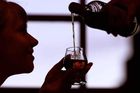 Pančovaný alkohol má třetí oběť. Další zřejmě oslepnou