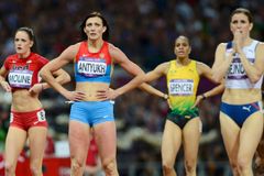 Ruská překážkářka Natalia Anťuchová společně s Češkou Zuzanou Hejnovou a ostatními závodnicemi čekají na start finále na 400 metrů překážek během OH 2012 v Londýně.
