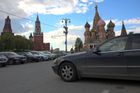 Špinavá, ale často superdrahá auta. Fotopostřehy z moskevského provozu během hokejového šampionátu