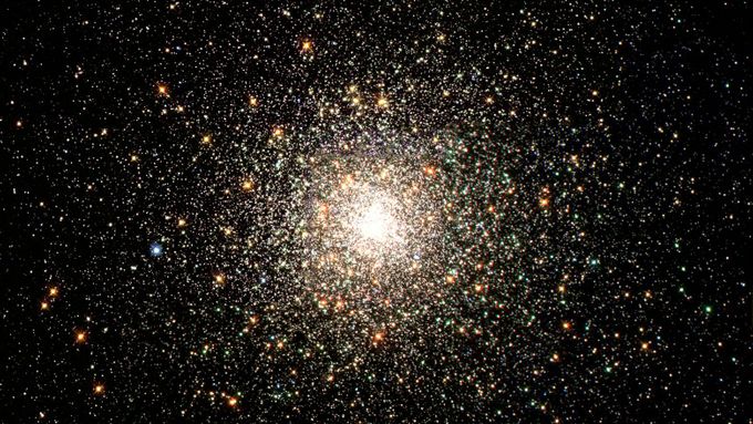 Kulová hvězdokupa Messier 80, zachycená organizací NASA Hubbleovým teleskopem, obsahuje stovky tisíc hvězd.