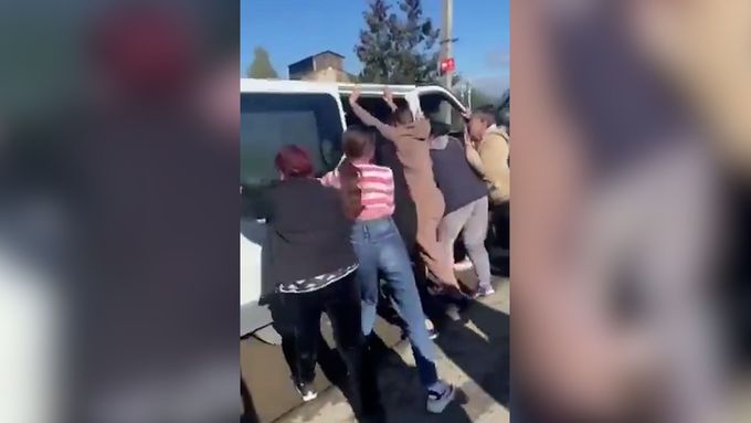 V Zakarpatské oblasti se odehrál incident mezi místními ženami a pracovníky územních náborových center (TCC)