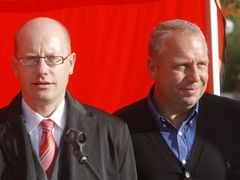 Bohuslav Sobotka s Paroubkovým důvěrníkem Petrem Bendou v kampani před komunálním volbami.