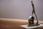 9. Alberto Giacometti - Kráčející muž. Plastika prodána za 104 miliony dolarů.