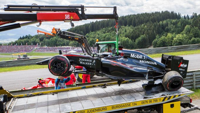 Podívejte se na kolizi Kimiho Räikkönena a Fernanda Alonsa v prvním kole Velké ceny Rakouska formule 1.