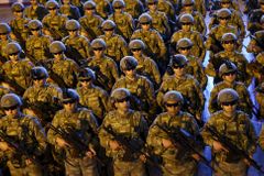 Turecko zadrželo dvě stovky vojáků. Viní je z vazeb na údajného strůjce puče Gülena