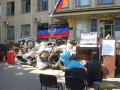 Radnice, obsazená separatisty ve východoukrajinském Kramatorsku.