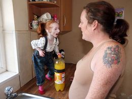 Nejmenší dívka světa: Koupe se v umyvadle jako ve vaně!