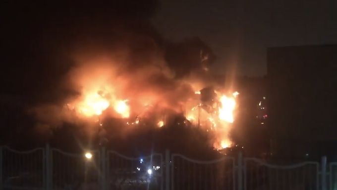 V Moskvě už 12 hodin hoří obří knihovna