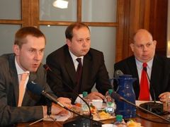 Náměstek Pavel Hroboň (vlevo) spolu s prvním náměstkem Markem Šnajdrem a mluvčím úřadu Tomášem Cikrtem.