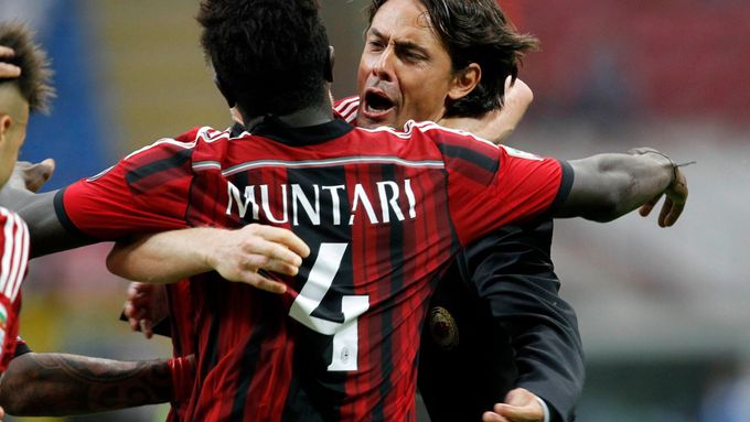 Inzaghi a Muntari se radují po jedné z branek AC Milán.