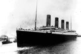 Loď se na svou panenskou plavbu z anglického Southamptonu do New Yorku vydala v pravé poledne 10. dubna 1912. Nalodilo se přes 2200 lidí včetně posádky. Čtvrtý den plavby bylo mrazivé jasné počasí a posádka obdržela asi šest varování před výskytem ledovců.