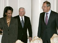Condoleezza Riceová, Robert Gates a ministr zahraničí Ruska Sergej Lavrov.