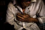 Digno Cruz vypráví o zmizelých vnucích a nemůže zadržet slzy. (Taxco, stát Guerrero, Mexiko)
